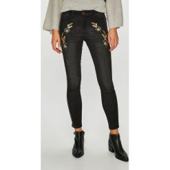 Desigual - Jeansy Lorena. Czarne jeansy damskie skinny marki Desigual, z haftami, z elastanu. W wyprzedaży za 249,90 zł.