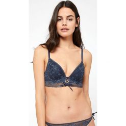 Etam - Biustonosz Belle. Niebieskie biustonosze Etam, w koronkowe wzory, z elastanu. W wyprzedaży za 139,90 zł.