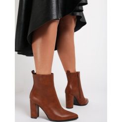 Camelowe Botki Deloney. Brązowe botki damskie Renee, bez obcasa, na obcasie, bez zapięcia. Za 139,99 zł.