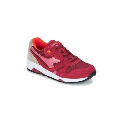 Buty Diadora N9000 III. Czerwone trampki męskie Diadora, bez wzorów, bez zapięcia. Za 396,80 zł.