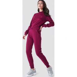 NA-KD Basic Spodnie dresowe basic - Purple. Fioletowe spodnie damskie marki NA-KD Basic, z dresówki. Za 100,95 zł.