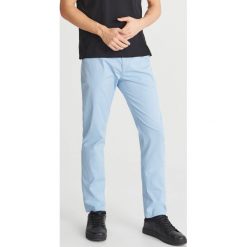 Klasyczne chinosy slim - Niebieski. Spodnie męskie Reserved. W wyprzedaży za 79,99 zł.