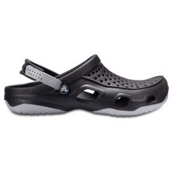 Chodaki w kolorze czarnym. Czarne klapki męskie Crocs, bez wzorów. W wyprzedaży za 89,95 zł.
