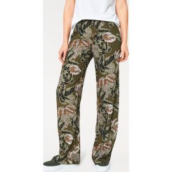Spodnie w kolorze khaki ze wzorem. Brązowe spodnie damskie Heine. W wyprzedaży za 129,95 zł.