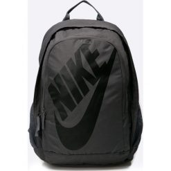 Nike Sportswear - Plecak. Szare plecaki męskie marki Nike Sportswear, w paski, z poliesteru. W wyprzedaży za 129,90 zł.