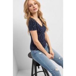 Taliowany T-shirt ze wzorem. Niebieskie bluzki damskie Orsay, xs, bez wzorów, z elastanu, bez kołnierzyka, z krótkim rękawem. Za 19,99 zł.