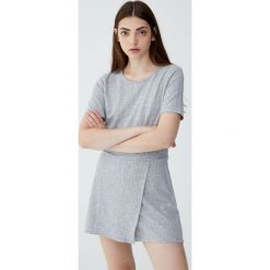 Sukienka spodenki z krótkim rękawem. Szare sukienki damskie z falbanami marki Pull&Bear. Za 79,90 zł.