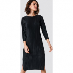 Rut&Circle Sukienka Katrin - Black. Żółte sukienki marki Rut&Circle, w kwiaty, z poliesteru, z kopertowym dekoltem, z długim rękawem, kopertowe. Za 141,95 zł.