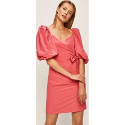 Glamorous - Sukienka. Różowe sukienki damskie Glamorous, na co dzień, s, bez wzorów, z elastanu, z dekoltem karo, z krótkim rękawem, krótkie, mini, proste. W wyprzedaży za 99,90 zł.