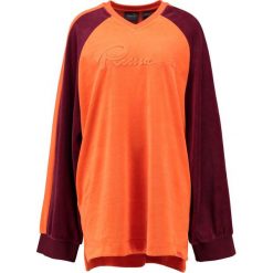 Bluzy damskie: Fenty PUMA by Rihanna OVERSIZED VNECK Bluza flametawny port