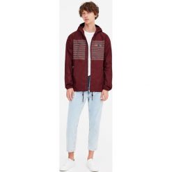 Kurtka z popeliny z nadrukiem. Czerwone kurtki męskie bomber Pull&Bear, m, z nadrukiem. Za 99,90 zł.