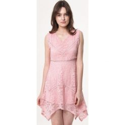 Różowa Sukienka Inspect. Różowe sukienki damskie Born2be, na co dzień, xl, bez wzorów, z koronki, bez kołnierzyka, bez rękawów, mini, rozkloszowane. Za 59,99 zł.