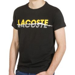 LACOSTE T-SHIRT > TH4907-SM5. Czarne koszulki męskie Lacoste, m, z napisami, z bawełny, eleganckie, bez kołnierzyka. W wyprzedaży za 169,99 zł.