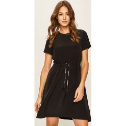 Calvin Klein Jeans - Sukienka. Czarne sukienki damskie Calvin Klein Jeans, na co dzień, s, bez wzorów, z poliesteru, casualowe, z okrągłym kołnierzem, z krótkim rękawem, krótkie, mini, proste. W wyprzedaży za 319,90 zł.