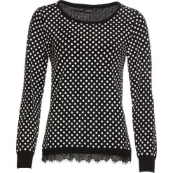 Sweter z dzianiny o gładkim splocie drobnych oczek w kropki, z koronką bonprix czarno-biel wełny w kropki. Czarne swetry damskie marki bonprix, w koronkowe wzory, z wełny, bez rękawów, bez kaptura. Za 109,99 zł.