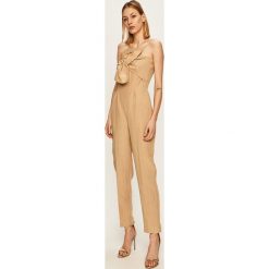 Guess Jeans - Kombinezon. Brązowe kombinezony damskie Guess Jeans, na co dzień, s, z aplikacjami, z poliesteru, casualowe, z okrągłym kołnierzem, z długim rękawem, długie. Za 649,90 zł.