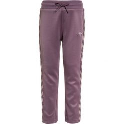 Hummel ADEL PANTS Spodnie treningowe black plum. Fioletowe spodnie chłopięce Hummel, z bawełny. Za 149,00 zł.