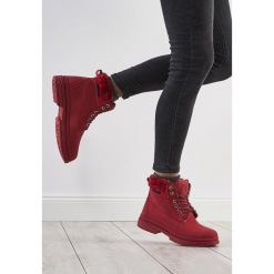 Czerwone Traperki With Control. Czerwone buty zimowe damskie Born2be, na płaskiej podeszwie. Za 79,99 zł.