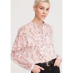 Bluzka z falbaną - Wielobarwny. Bluzki damskie Reserved, bez wzorów, bez kołnierzyka, bez rękawów. W wyprzedaży za 39,99 zł.
