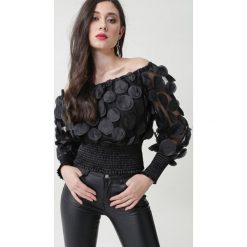 Czarna Bluzka Allegra. Czarne bluzki damskie Born2be, s, bez wzorów, z tiulu, klasyczne, bez kołnierzyka, z długim rękawem. Za 119,99 zł.