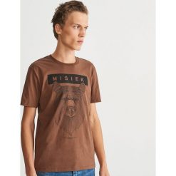 T-shirt z nadrukiem - Fioletowy. Fioletowe t-shirty męskie z nadrukiem Reserved, l. Za 39,99 zł.