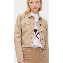 Krótka jeansowa kurtka - Beżowy. Brązowe kurtki damskie Cropp, s, bez wzorów, z jeansu, krótkie, bez kaptura. W wyprzedaży za 49,99 zł.