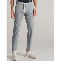 Chinosy slim fit w paski - Granatowy. Spodnie męskie Reserved. W wyprzedaży za 69,99 zł.