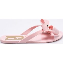 Answear - Japonki Petit Jolie. Różowe klapki damskie ANSWEAR, bez wzorów, z materiału, bez obcasa, na obcasie. W wyprzedaży za 59,90 zł.