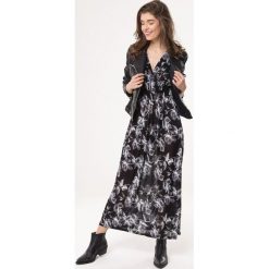 Czarna Sukienka Nino. Czarne sukienki damskie Born2be, na lato, xl, bez wzorów, z dzianiny, bez kołnierzyka, bez rękawów, maxi, kopertowe. Za 59,99 zł.