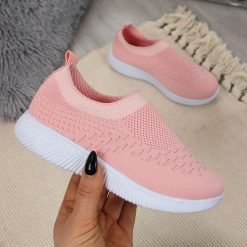 Buty sportowe tekstylne dziewczęce slip on różowe N.E.W.S. - różowy. Różowe buty dziewczęce sportowe . Za 59,99 zł.