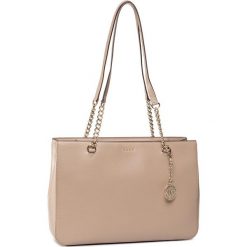 Torebka DKNY - Bryant Lg Shppr Tote R74A3008 San Sand 260. Brązowe torebki klasyczne damskie DKNY, bez wzorów, ze skóry, klasyczne, bez dodatków. W wyprzedaży za 839,00 zł.