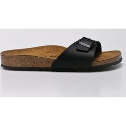 Birkenstock - Klapki. Czarne klapki damskie Birkenstock, bez wzorów, ze skóry, bez obcasa. W wyprzedaży za 199,90 zł.