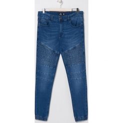 Jeansowe joggery z przeszyciami - Niebieski. Niebieskie spodnie męskie Sinsay, bez wzorów, z jeansu. Za 79,99 zł.
