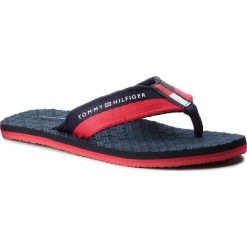 Japonki TOMMY HILFIGER - Embossed Flag Beach FM0FM01796 Midnight 403. Czerwone klapki męskie TOMMY HILFIGER, bez wzorów, z tworzywa sztucznego. W wyprzedaży za 139,00 zł.