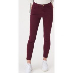 Spodnie skinny z wysokim stanem - Bordowy. Czerwone spodnie damskie Sinsay, s, bez wzorów, z podwyższonym stanem. Za 59,99 zł.