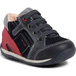Sneakersy GEOX - B Each B. B B940BB 022CL C4P7M Dk Navy/Dk Red. Niebieskie trampki chłopięce Geox, bez wzorów, ze skóry, na rzepy. W wyprzedaży za 199,00 zł.