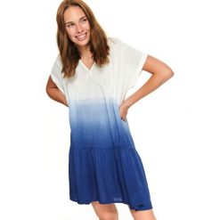 Sukienka z efektem tie-dye. Niebieskie sukienki damskie Top Secret, na co dzień, na lato, z nadrukiem, z wiskozy, z dekoltem w serek, bez rękawów, proste. W wyprzedaży za 69,99 zł.