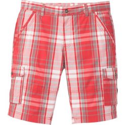 Bermudy bojówki Loose Fit bonprix koralowy w kratę. Czerwone spodenki i szorty męskie bonprix, m, bez wzorów. Za 44,99 zł.