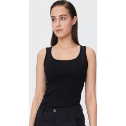Top z aplikacją - Czarny. Czarne topy damskie Sinsay, s, z aplikacjami, bez kołnierzyka. Za 19,99 zł.