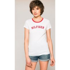 Tommy Hilfiger - Top. Szare topy damskie TOMMY HILFIGER, l, z nadrukiem, z bawełny, z okrągłym kołnierzem. W wyprzedaży za 99,90 zł.