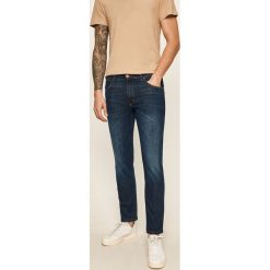 Wrangler - Jeansy Greensboro. Niebieskie jeansy męskie Wrangler, z aplikacjami. W wyprzedaży za 269,90 zł.