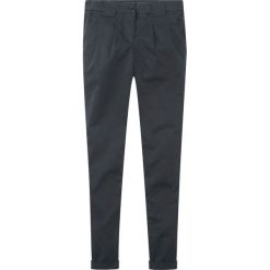 Spodnie chino ze stretchem bonprix czarny. Czarne spodnie dziewczęce bonprix, bez wzorów. Za 59,99 zł.
