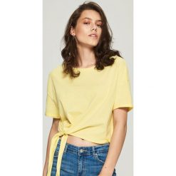 T-shirt z wiązaniem - Żółty. Żółte t-shirty damskie Sinsay, l. W wyprzedaży za 9,99 zł.