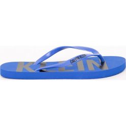 Calvin Klein Jeans - Japonki. Niebieskie klapki damskie Calvin Klein Jeans, bez wzorów, z jeansu, bez obcasa, na obcasie. W wyprzedaży za 69,90 zł.