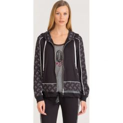 BLUZA Liu Jo Sport. Czarne bluzy sportowe damskie Liu Jo Sport, s, z nadrukiem, z tkaniny, bez rękawów, z kapturem. Za 353,40 zł.