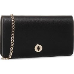 Torebka TOMMY HILFIGER - Honey Mini Crossover AW0AW07938 BDS. Czarne torebki klasyczne damskie TOMMY HILFIGER, bez wzorów, ze skóry ekologicznej, eleganckie, bez dodatków. W wyprzedaży za 359,00 zł.