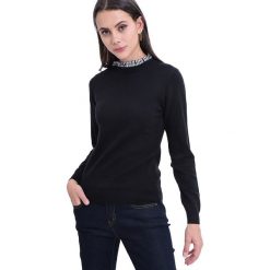 Sweter w kolorze czarnym. Czarne swetry damskie William de Faye, bez wzorów, z kaszmiru, bez rękawów, bez kaptura. W wyprzedaży za 129,95 zł.