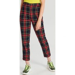 Spodnie garniturowe chino w kratę - Czerwony. Czerwone spodnie damskie Cropp. Za 89,99 zł.