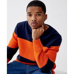 Dzianinowy sweter w szerokie paski z fakturą. Brązowe swetry klasyczne męskie Pull&Bear, m, w paski, z dzianiny. Za 99,90 zł.