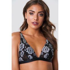 NA-KD Lingerie Trójkątny biustonosz z koronką - Black. Czarne biustonosze NA-KD Lingerie, w koronkowe wzory, z koronki. W wyprzedaży za 40,47 zł.